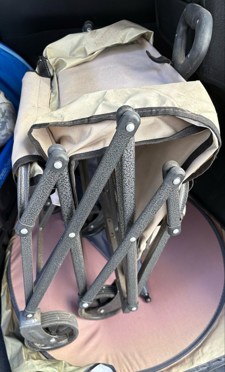 maru__point's tweet photo. 【本日の捨て活】74

アウトドアキャリー　粗大ゴミへ

お安く買って使い勝手はすごい良かったが、とにかくニオイがきつく…
シンナーのようなニオイで車に乗せて置くことが難しく外で放置されてしまった…

次はちゃんとしたの買おう！

#一日一捨　#捨て活　#めざせミニマリスト https://t.co/EZODkp5tk4