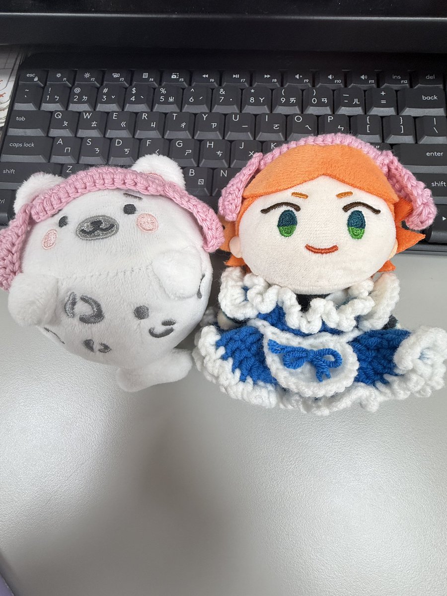 niki_nsomnia's tweet photo. 粉肝髮帶真的比預料的難做😌
做到第三個才稍微滿意一點前面兩個都好醜
最後一張圖代表我ㄉ內心
應該先把狐狸髮帶都做完有空才會做ㄌ雖然不知道這個還會不會有人要感覺比狐狸女僕ㄉ市場小（？🤔 https://t.co/JlR3Lf6fSN
