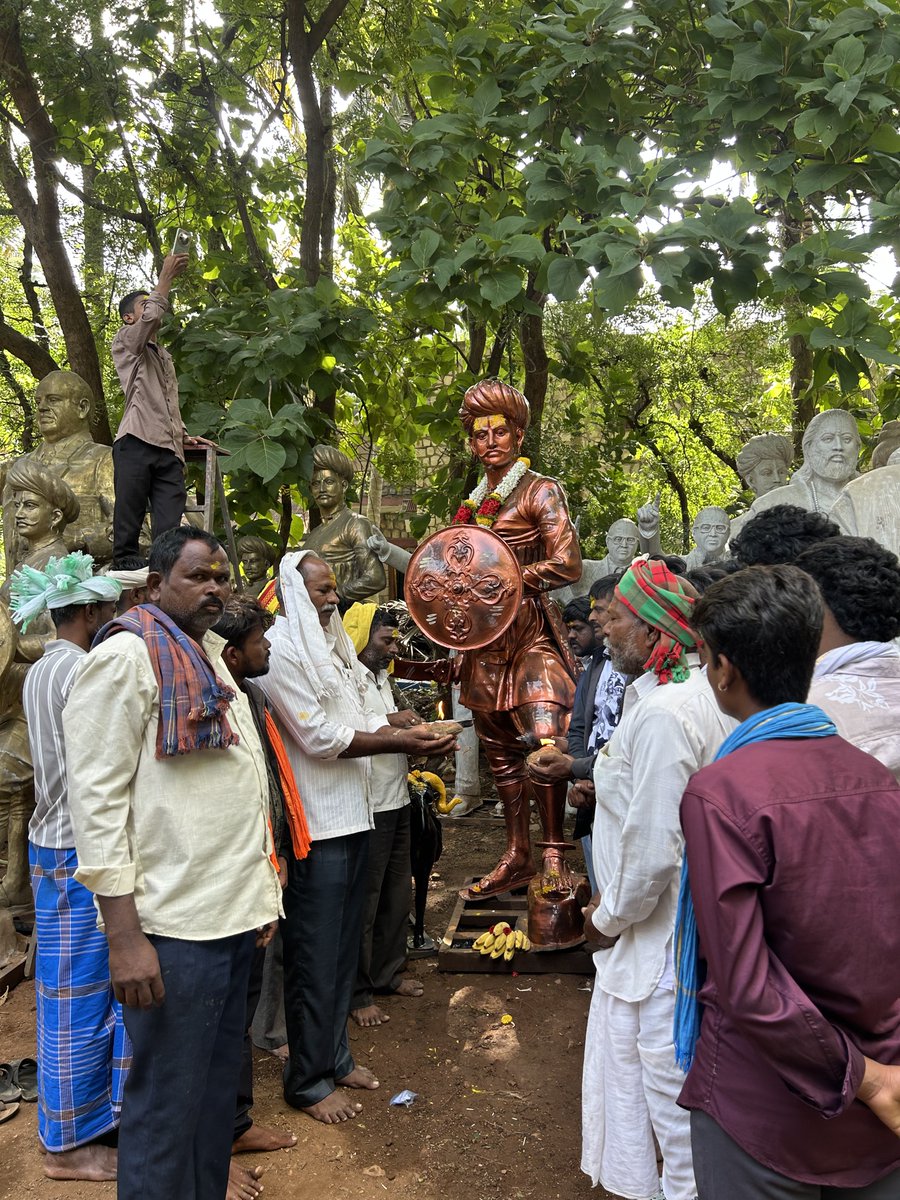 Nandaku30789417's tweet photo. ಹಾವೇರಿ ಜಿಲ್ಲೆಯ ಸವಣೂರು ತಾಲೂಕಿನ ತಳ್ಳಿಹಳ್ಳಿ ಗ್ರಾಮದ ಜನತೆಯ ಆದೇಶದಂತೆ,ಸಿದ್ಧಗೊಂಡ ಕ್ರಾಂತಿವೀರ ಸಂಗೊಳ್ಳಿ ರಾಯಣ್ಣನವರ ಭವ್ಯ ಕಂಚಿನ ಮೂರ್ತಿ ಹಾಗೂ ಟಗರಿನ ಮೂರ್ತಿಗಳನ್ನು ಅವರಿಗೆ ನೀಡಲಾಯಿತು.
ಮೂರ್ತಿಗಳಿಗಾಗಿ ಸಂಪರ್ಕಿಸಿ:
ನಂದಕುಮಾರ ಚಂದರಗಿ
📱 ಮೊಬೈಲ್: 8861598155
#karnataka #kannada #rayanna #nandakumar #kuruba https://t.co/IvUyEOGOBh