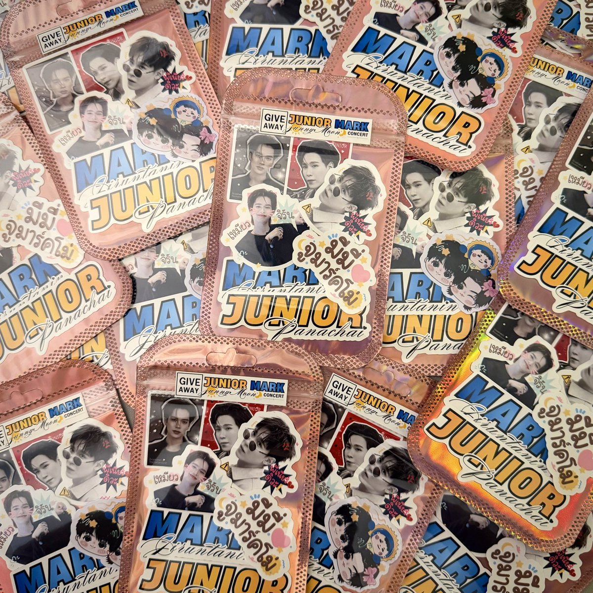Momayboo's tweet photo. ✨🎁 GIVE AWAY 🎁✨

#JuniorMarkConcert ☀️🌙

📍 BITEC LIVE
🗓  7–9 August 2026
มารับกันเยอะๆน้าาาาาาาาาาา💛💙

#junniorrs #markjrtn 
#JuniorMark ♡ https://t.co/NSyc3lystc