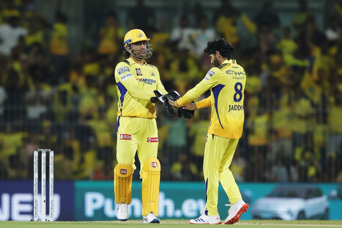 CricCrazyJohns's tweet photo. Q: Jaddu bhai, if your life is on the line &amp; you have to choose one batter to bat. Who will be that batter? [Rajasthan Royals] 

Jadeja said "MS Dhoni" 🥹💛 https://t.co/44FNHHNvGh