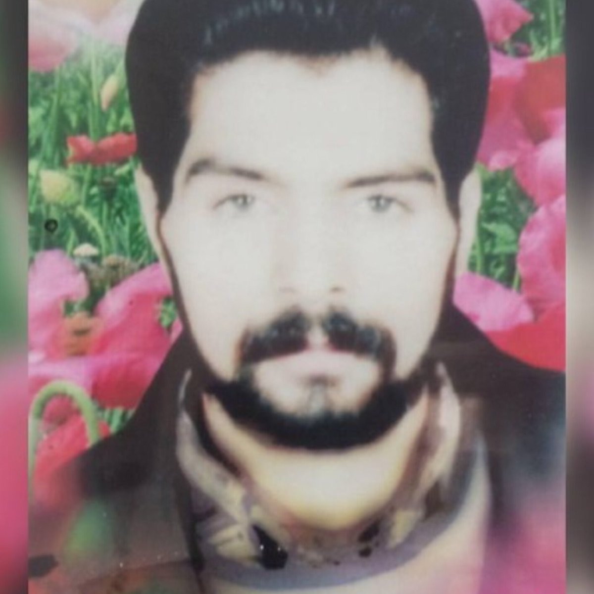 balochestan1422's tweet photo. سحرگاه دوشنبه ۵ مردادماه ۱۴۰۵، یک زندانی بلوچ به اتهام موادمخدر بدون اطلاع قبلی خانواده در زندان مشهد اعدام شد.
هویت این‌زندانی بلوچ "احسان مره ای" ف صفر دارای پنج فرزند اهل سرخس عنوان شده است.

#نه_به‌_اعدام https://t.co/6ZTScIb87U