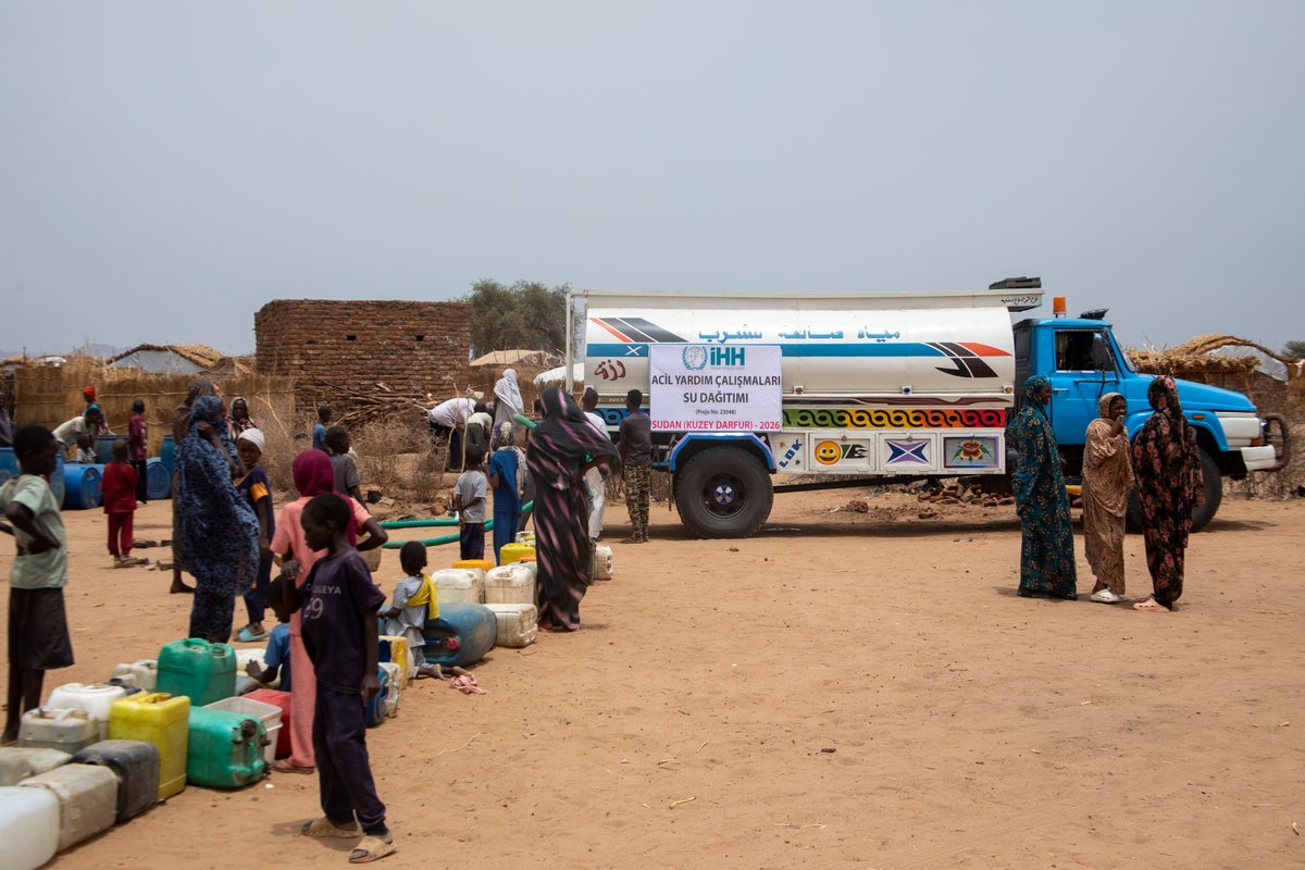 ihhinsaniyardim's tweet photo. 🇸🇩 Sudan’ın Kuzey Darfur Eyaleti’ne bağlı Tavilah bölgesindeki yerinden edilmiş ailelerin yaşadığı kamplarda temiz su dağıtımlarımız devam ediyor.

Temiz suya erişimin hayati önem taşıdığı bölgede, su tankerleriyle ulaştırılan destek sayesinde binlerce kişi güvenli içme suyuna kavuşuyor.

Siz de destek olmak için;
📨 DEGISTIR yazıp 4072'ye SMS göndererek 240 TL yardımda bulunabilirsiniz.
🌐 Online bağış: https://t.co/ohYo8uJwmW

İnsan Hak ve Hürriyetleri ve İnsani Yardım Vakfı
TR66 0001 0004 8802 1249 9450 07
Açıklama: SU