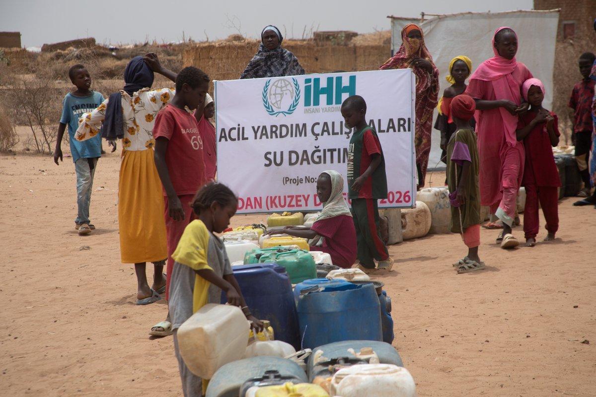 ihhinsaniyardim's tweet photo. 🇸🇩 Sudan’ın Kuzey Darfur Eyaleti’ne bağlı Tavilah bölgesindeki yerinden edilmiş ailelerin yaşadığı kamplarda temiz su dağıtımlarımız devam ediyor.

Temiz suya erişimin hayati önem taşıdığı bölgede, su tankerleriyle ulaştırılan destek sayesinde binlerce kişi güvenli içme suyuna kavuşuyor.

Siz de destek olmak için;
📨 DEGISTIR yazıp 4072'ye SMS göndererek 240 TL yardımda bulunabilirsiniz.
🌐 Online bağış: https://t.co/ohYo8uJwmW

İnsan Hak ve Hürriyetleri ve İnsani Yardım Vakfı
TR66 0001 0004 8802 1249 9450 07
Açıklama: SU
