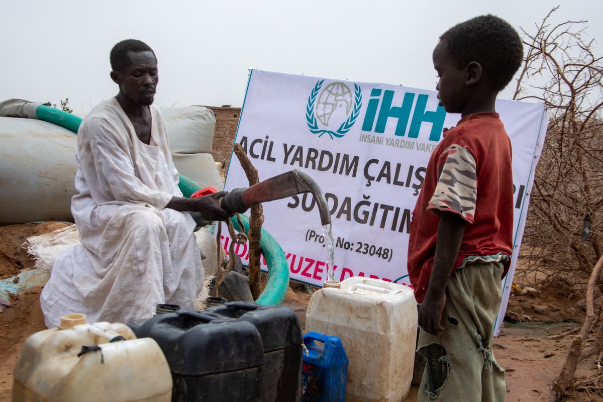 ihhinsaniyardim's tweet photo. 🇸🇩 Sudan’ın Kuzey Darfur Eyaleti’ne bağlı Tavilah bölgesindeki yerinden edilmiş ailelerin yaşadığı kamplarda temiz su dağıtımlarımız devam ediyor.

Temiz suya erişimin hayati önem taşıdığı bölgede, su tankerleriyle ulaştırılan destek sayesinde binlerce kişi güvenli içme suyuna kavuşuyor.

Siz de destek olmak için;
📨 DEGISTIR yazıp 4072'ye SMS göndererek 240 TL yardımda bulunabilirsiniz.
🌐 Online bağış: https://t.co/ohYo8uJwmW

İnsan Hak ve Hürriyetleri ve İnsani Yardım Vakfı
TR66 0001 0004 8802 1249 9450 07
Açıklama: SU