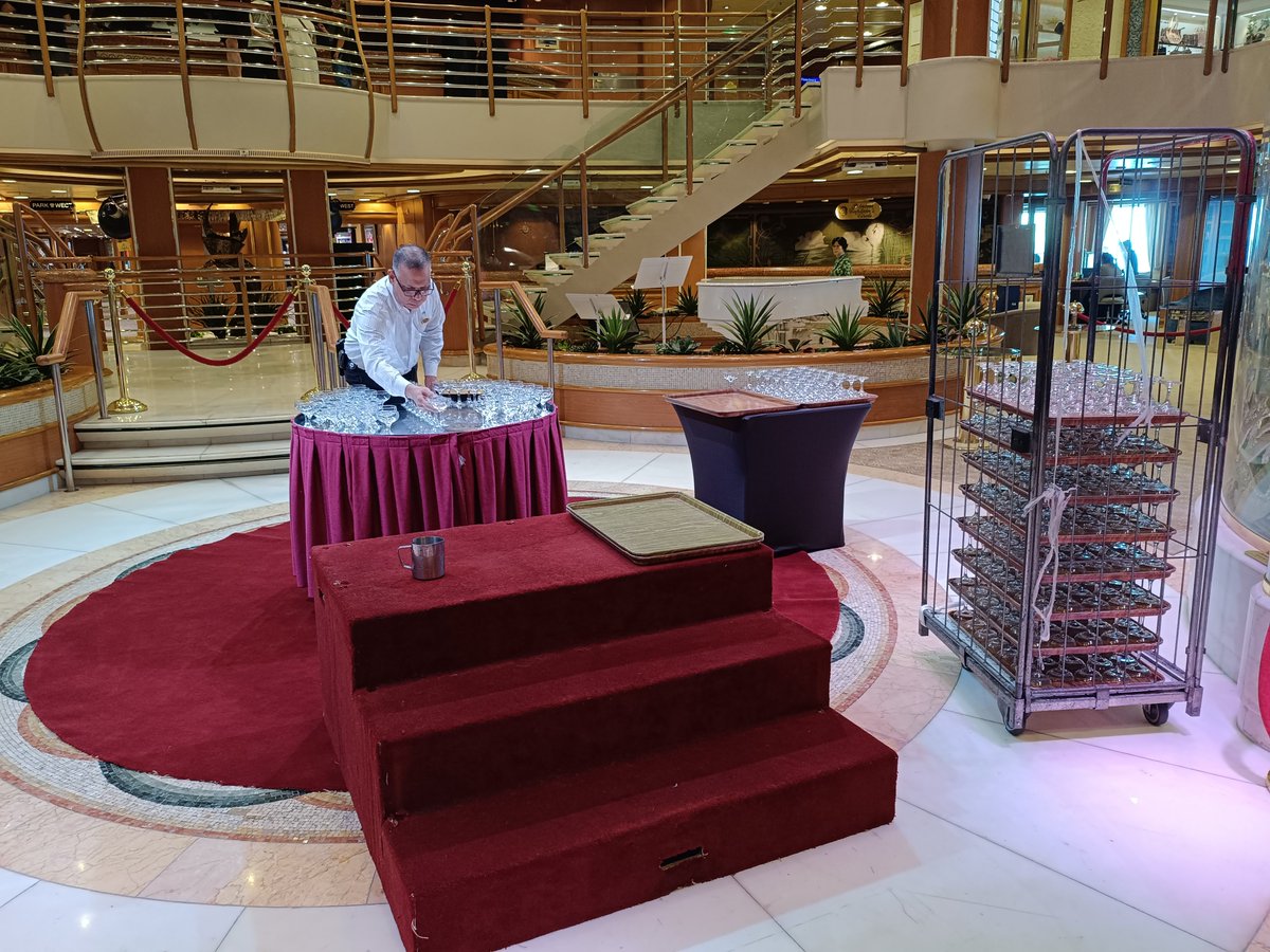 binbono1's tweet photo. シャンパングラスが一杯ある
なんだろ？

#diamondprincess
#ダイヤモンドプリンセス
#プリンセスクルーズ 
#M620プリンセス
#M621プリンセス https://t.co/jyaJdwRJ42