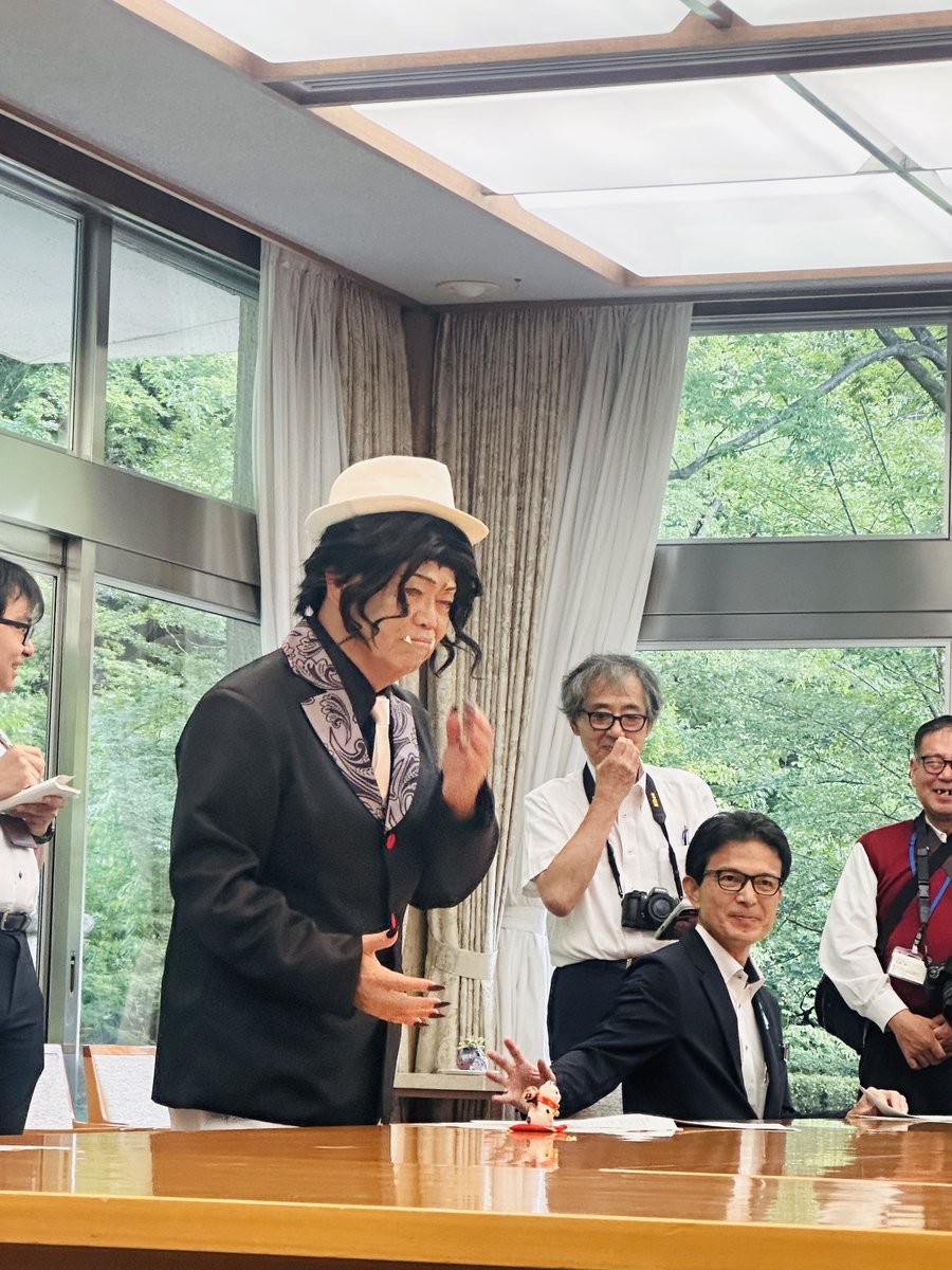 cosplay_summit's tweet photo. 🌈 #コスサミ2026 🌈

続いては、愛知県表敬訪問！

大村秀章愛知県知事が、『鬼滅の刃』の鬼舞辻無惨のコスプレ姿で代表選手たちを歓迎してくださいました✨

世界中から集まった代表選手たちも、そのお出迎えに笑顔😊
コスプレ文化への理解と歓迎の気持ちが伝わる、愛知県ならではのひとときとなりました🌍

#WCS2026 #世界コスプレサミット
