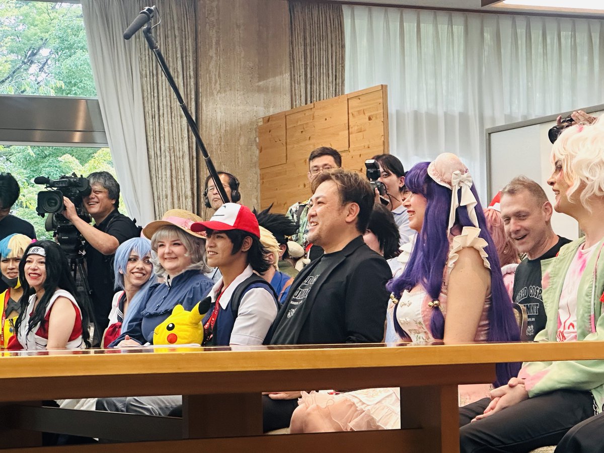 cosplay_summit's tweet photo. 🌈 #コスサミ2026 🌈

続いては、愛知県表敬訪問！

大村秀章愛知県知事が、『鬼滅の刃』の鬼舞辻無惨のコスプレ姿で代表選手たちを歓迎してくださいました✨

世界中から集まった代表選手たちも、そのお出迎えに笑顔😊
コスプレ文化への理解と歓迎の気持ちが伝わる、愛知県ならではのひとときとなりました🌍

#WCS2026 #世界コスプレサミット