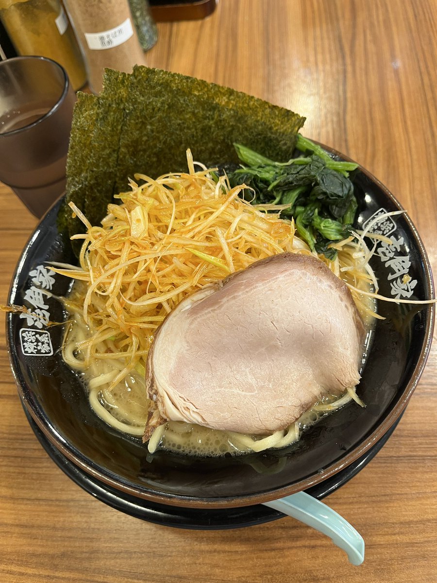 DaiichiKajapi's tweet photo. 仕事の後はラーメン🍜

あまり家系は食べないけどこちらはまだ食べやすかったです。

ご飯おかわり無料はありがたい！ https://t.co/u4NPMWUWgg