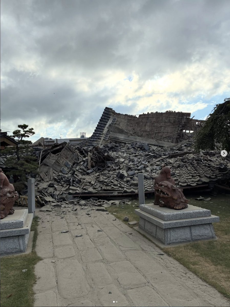 Fukushinnobuka's tweet photo. https://t.co/LkbzSvccrT
熊本の大地震だが‥この7月は盂蘭盆、施餓鬼に加え
全国の日蓮宗寺院がほうろく灸などで祈祷を行う時節ゆえ、
どうせまた、災難招く日蓮宗の修法師どもが
 7月16日配信されたばかりの不退寺の動画を見て怒り狂って
本尊叩いて邪祈を修しておったんだろうと思うが
案の定、昨日の地震で崩壊して報道されとった
八代市の本成寺は毎月28日が鬼子母神祈祷会で
「世は安穏になり大難が小難、小難が無難に転じることを祈ります」だとさ。
どこが安穏だ？どこが小難無難だ？
日蓮宗の本尊叩きの祈祷は国土に災難招く祈祷だと何遍も言っとるだろうが。
10年前の大地震は、その年の2月10日
荒行堂出行会へ抗議に出向した不退寺に対し
現場で怨嫉を現した者の多くが九州寺院であり、
同年10月6日には大分の宇佐神宮に日蓮宗修謗師が集まり
国土安穏を祈りて僅か１日半で阿蘇山が噴火し火山灰は大分へ。
３年前の九州北部豪雨においても、
久留米座で日蓮宗が施餓鬼大法要を開き
過去の大水害の犠牲者に祈りを捧げて
特別祈祷を行った翌日から線状降水帯発生で
当の久留米は大規模な土砂災害。
これらは九州に絞ったほんの一例だ。
八幡宮の大銀杏倒木の前日にも
舞殿で神奈川県修法師どもが木剣振って
本尊を叩いて祈った数時間後から強風吹き始め
半日も経たずに根こそぎ倒木。
日蓮宗の祈祷後の悪現証は数え上げたらキリないわい。
いい加減やめろ！