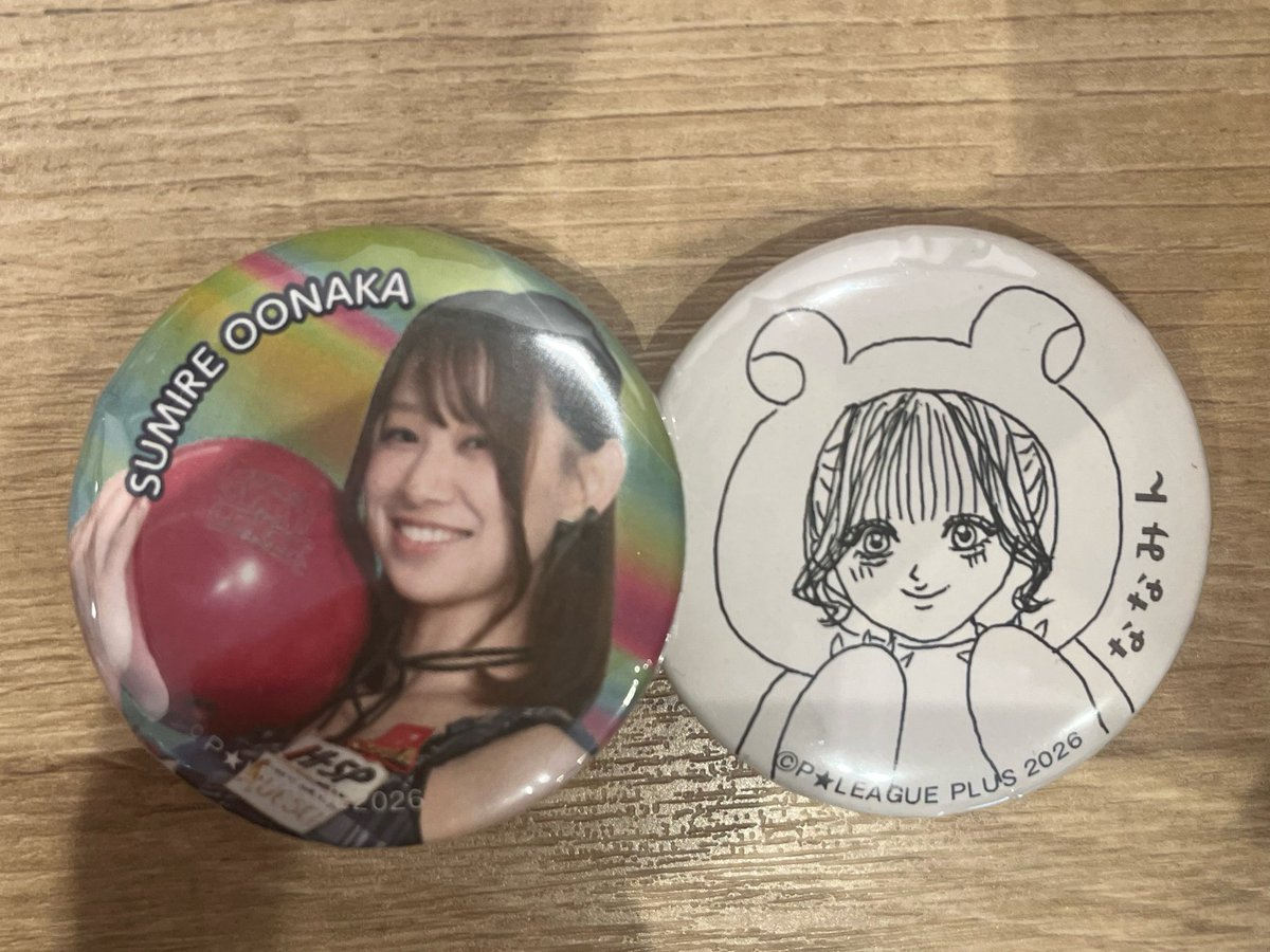 0Qdk5's tweet photo. P★LEAGUE シリーズ2026・第４戦の観覧行ってきました。
噂の缶バッジガチャもして、たくさんゲットしてきました。
大仲純怜プロ作の熊田菜奈海プロバッジが少女漫画風？で可愛い。画伯枠？って言ってすいません🙇‍♂️🙇‍♂️🙇‍♂️ https://t.co/m2lyichizv