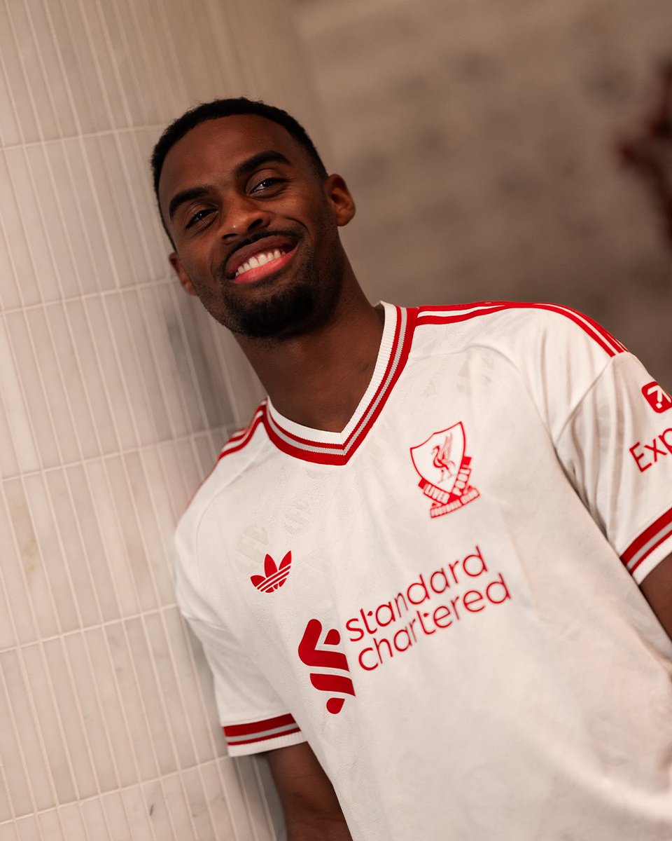 ActuFoot_'s tweet photo. 🚨 OFFICIEL ! LIVERPOOL DÉVOILE SON NOUVEAU MAILLOT EXTÉRIEUR ! 👕🤍

📸 @LFC https://t.co/crv5cPIOlN