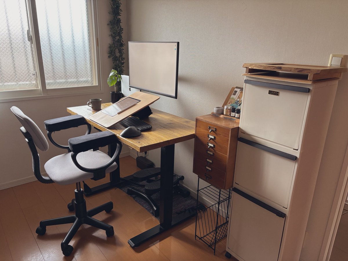 maakbo's tweet photo. 分割が気になっていて、試しにデュアルキーボード。

思った以上にしっくりくる。

iPadが真ん中にあるなら、キーボードは左右に分かれるのが自然。
iPad中心で考えると、景色が変わる。

大文字入力やShiftを押しながらの操作はできないのがご愛嬌。それでもこの配置は意外と便利。 #iPad #desksetup https://t.co/fegHSoJucg