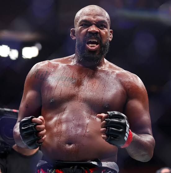 saribayrak's tweet photo. Jon Jones: "Lewis Hamilton, benim helikopterden domuz vurduğumu görünce bana uzun bir mesaj yazdı. Bir korkak olduğumu ve benden daha iyi bir insan olmamı beklediğini söyledi. Hayvanları avlamanın geleneksel yolunun bir mızrak ya da ok ve yayla olması gerektiğini, sadece bir korkağın helikopterden bir hayvanı vurabileceğini de belirtti. 'En azından hayvana sana karşılık vermesi için bir şans ver' dedi. Sonra beni takipten çıkardı ve engelledi. Bu çok berbat bir durumdu çünkü ben onun hayranıydım. Lewis, eğer bunu dinliyorsan, özür dilerim dostum. Çok üzgünüm."