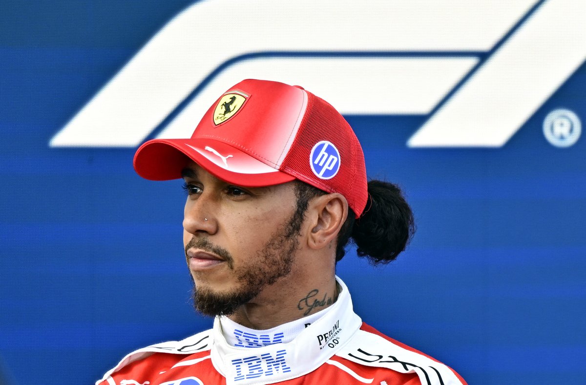 saribayrak's tweet photo. Jon Jones: "Lewis Hamilton, benim helikopterden domuz vurduğumu görünce bana uzun bir mesaj yazdı. Bir korkak olduğumu ve benden daha iyi bir insan olmamı beklediğini söyledi. Hayvanları avlamanın geleneksel yolunun bir mızrak ya da ok ve yayla olması gerektiğini, sadece bir korkağın helikopterden bir hayvanı vurabileceğini de belirtti. 'En azından hayvana sana karşılık vermesi için bir şans ver' dedi. Sonra beni takipten çıkardı ve engelledi. Bu çok berbat bir durumdu çünkü ben onun hayranıydım. Lewis, eğer bunu dinliyorsan, özür dilerim dostum. Çok üzgünüm."