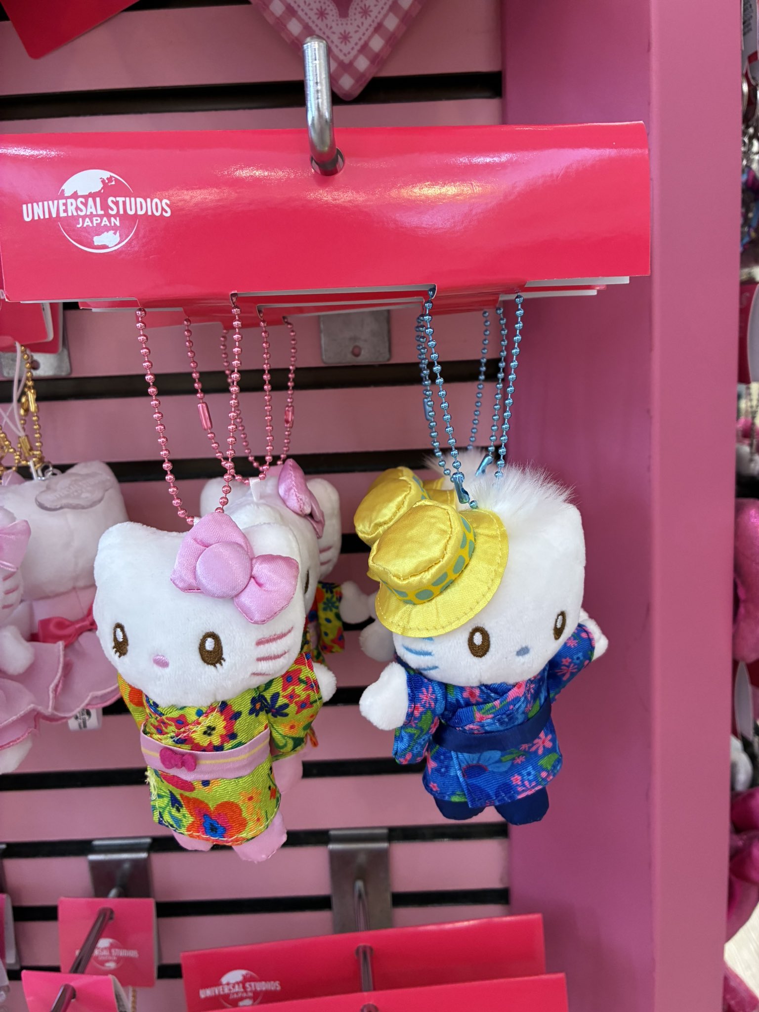 Kono na platformě X: „浴衣キティちゃんとダニエルくんGET❣️ #USJ