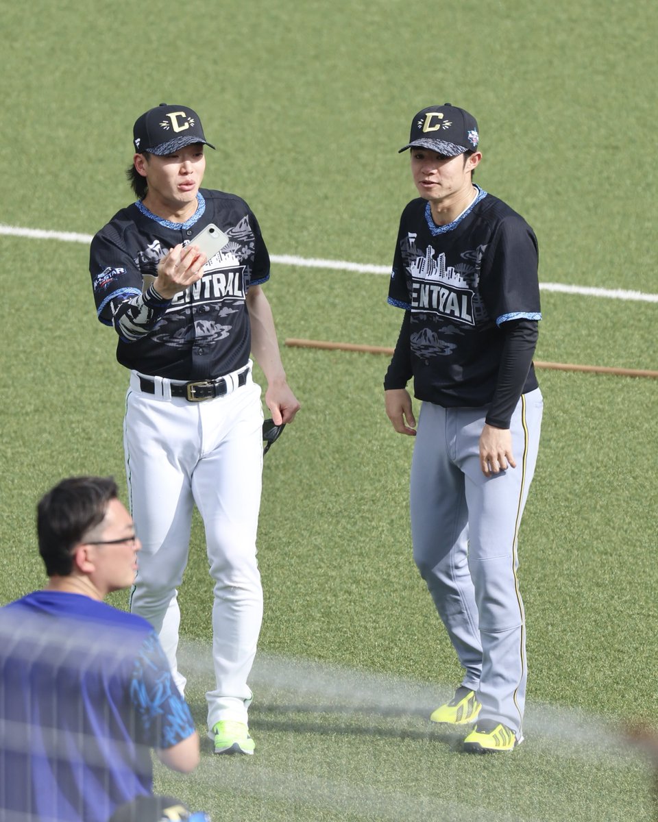 Swanatsu's tweet photo. かわいく自撮りしてた7ちゃんず、ボールの襲撃にびっくり😂💚

2026/07/29

#swallows
#長岡秀樹
#中野拓夢 https://t.co/oZXczXZWvy