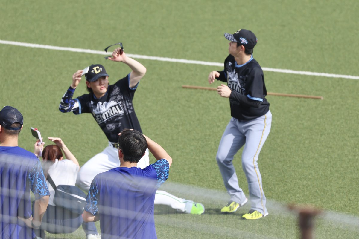 Swanatsu's tweet photo. かわいく自撮りしてた7ちゃんず、ボールの襲撃にびっくり😂💚

2026/07/29

#swallows
#長岡秀樹
#中野拓夢 https://t.co/oZXczXZWvy