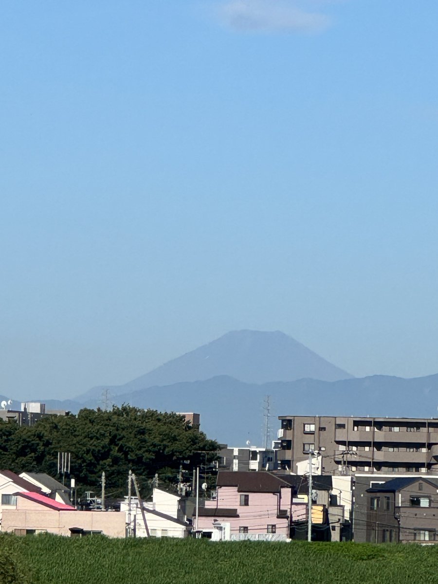 naoroad's tweet photo. 今朝は久しぶりにインターバル💨 1kmで平均4分切りのペースで走れた🫠 8月も1回はインターバル走る予定で、9月か10月以降にもう少し増やすか検討中🤔 久しぶりに富士山のシルエットが見れたので、写真📸

🏃‍♂️2kmJog+500m Interval×8
👟 #アディゼロジャパン9
🔥62.05kg

#NAOROADランニングDiary https://t.co/CGASgHDt2v