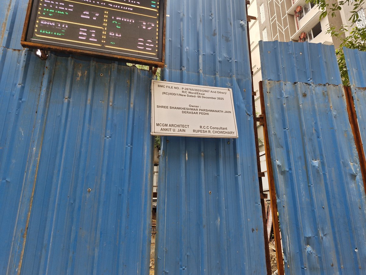 Iamujwal88's tweet photo. @mybmc hello this is the condition of the road by a reconstruction site opp to kum kum bldg in daulat nagar ,road no 8, borivali east, Mumbai 400066.

Have tried my best to communicate them to remove this but no action from this guys pls help with the same its been almst 2 months https://t.co/oUXzJL2Pcm