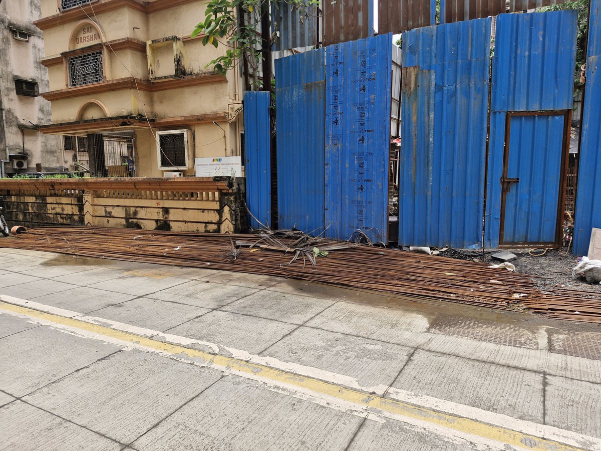 Iamujwal88's tweet photo. @mybmc hello this is the condition of the road by a reconstruction site opp to kum kum bldg in daulat nagar ,road no 8, borivali east, Mumbai 400066.

Have tried my best to communicate them to remove this but no action from this guys pls help with the same its been almst 2 months https://t.co/oUXzJL2Pcm