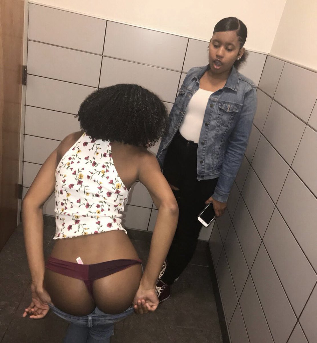 Morad4gs's tweet photo. #candid  #creepshot #teen https://t.co/JV6OEAH4Mz