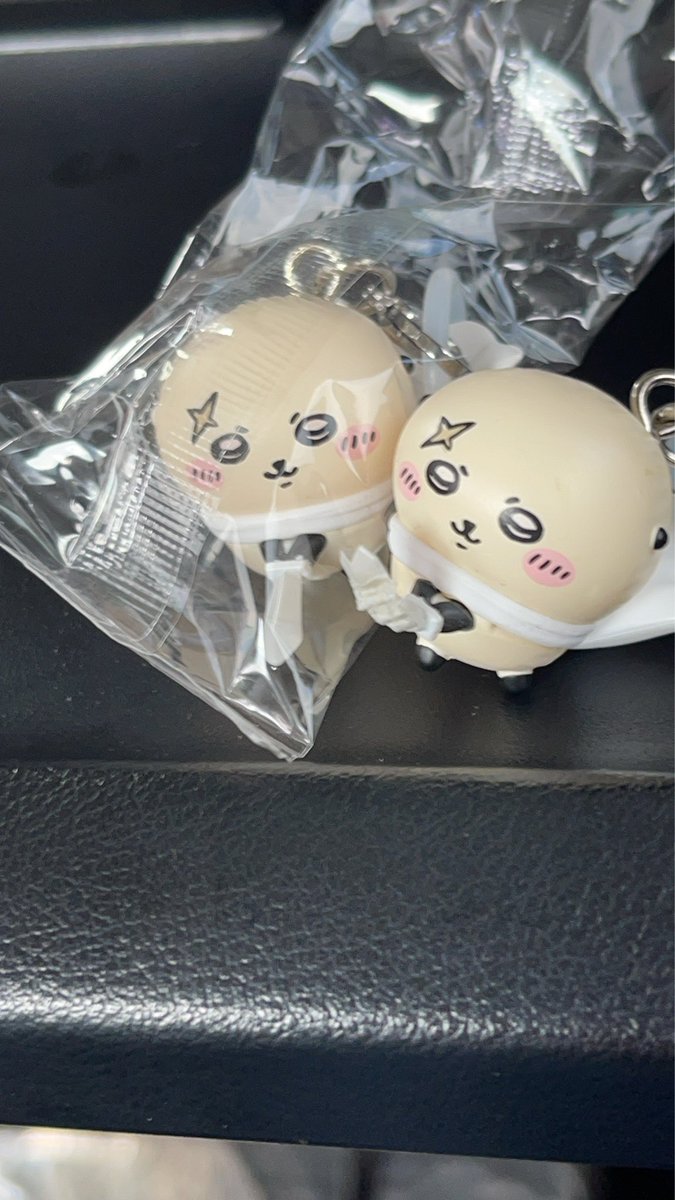 YAKINSB's tweet photo. 母親とちいかわ映画みにいったら先生ダブりな上にビニールの端っこに巻き込まれて剣がぎざぎざになっててた https://t.co/yu9lghPRkb