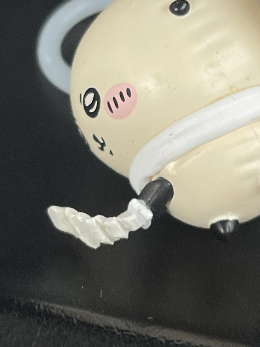YAKINSB's tweet photo. 母親とちいかわ映画みにいったら先生ダブりな上にビニールの端っこに巻き込まれて剣がぎざぎざになっててた https://t.co/yu9lghPRkb