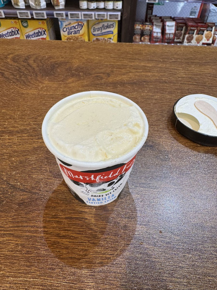 aristocrats_tea's tweet photo. 買い出しで渋谷のブリティッシュショップ来たら、新しいクロテッドクリームバニラアイス入ってた

うォオ〜！！！！絶対日本のバニラアイスからはしない味がするゥ〜〜！！！ https://t.co/LUSviiYzMx