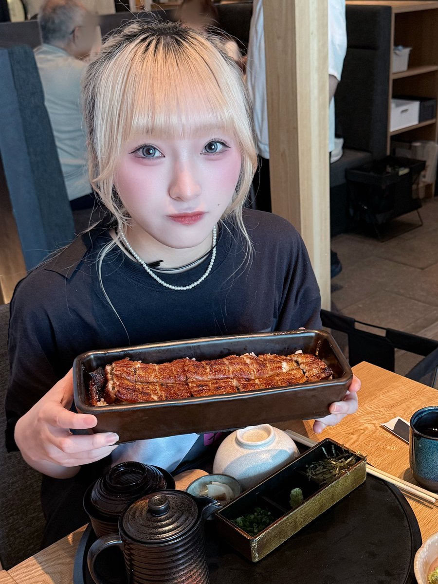 ayamai0801's tweet photo. ここ数日ライブで東京に行ってたよ〜！🗼✨

初の日本の夏、香港とはまた違う暑さで凄かった…！💦

美味しいものたくさん食べて幸せだったんだけど、実はエアコンがないお店で熱々の鉄板焼きそばも食べました🔥（笑）

日本に行けたのが嬉しすぎて、暑さも私の食欲を止められなかったみたい🤤💖 https://t.co/FlPARla0iI