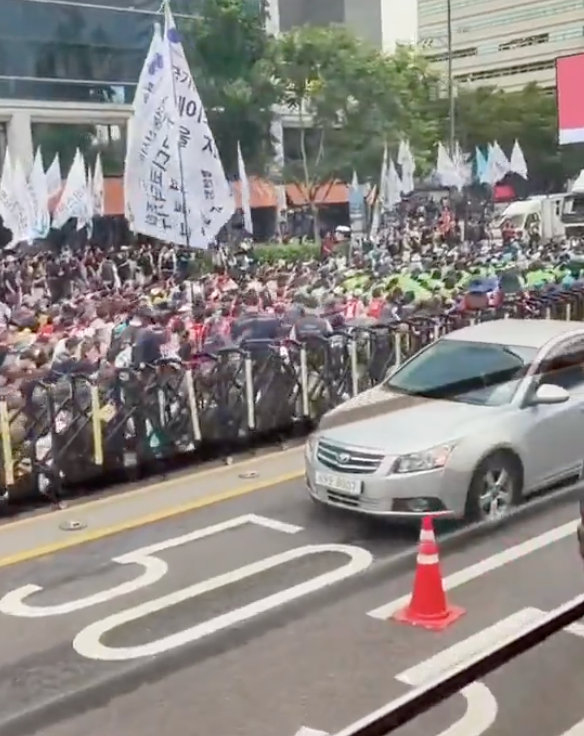 RealWallSt_Wolf's tweet photo. Korean retail traders are built different. They blow up their accounts and then hit the streets to protest about it 😂

July forced liquidations: ₩344.2B. 300,000+ accounts fully liquidated by brokers. Some of them didn't just go to zero — they went negative and now owe the broker money.