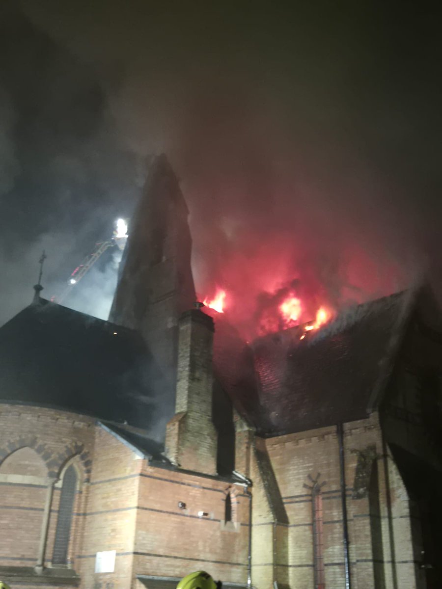 LeicsFireRescue's tweet photo. Our Firefighters have been battling to extinguish a fire at St Andrew's Church throughout the night, after multiple calls came in before midnight. 

Thankfully, there have been no casualties and all persons have been accounted for, but sadly the church roof is severely damaged. https://t.co/5PqhQvo2rm