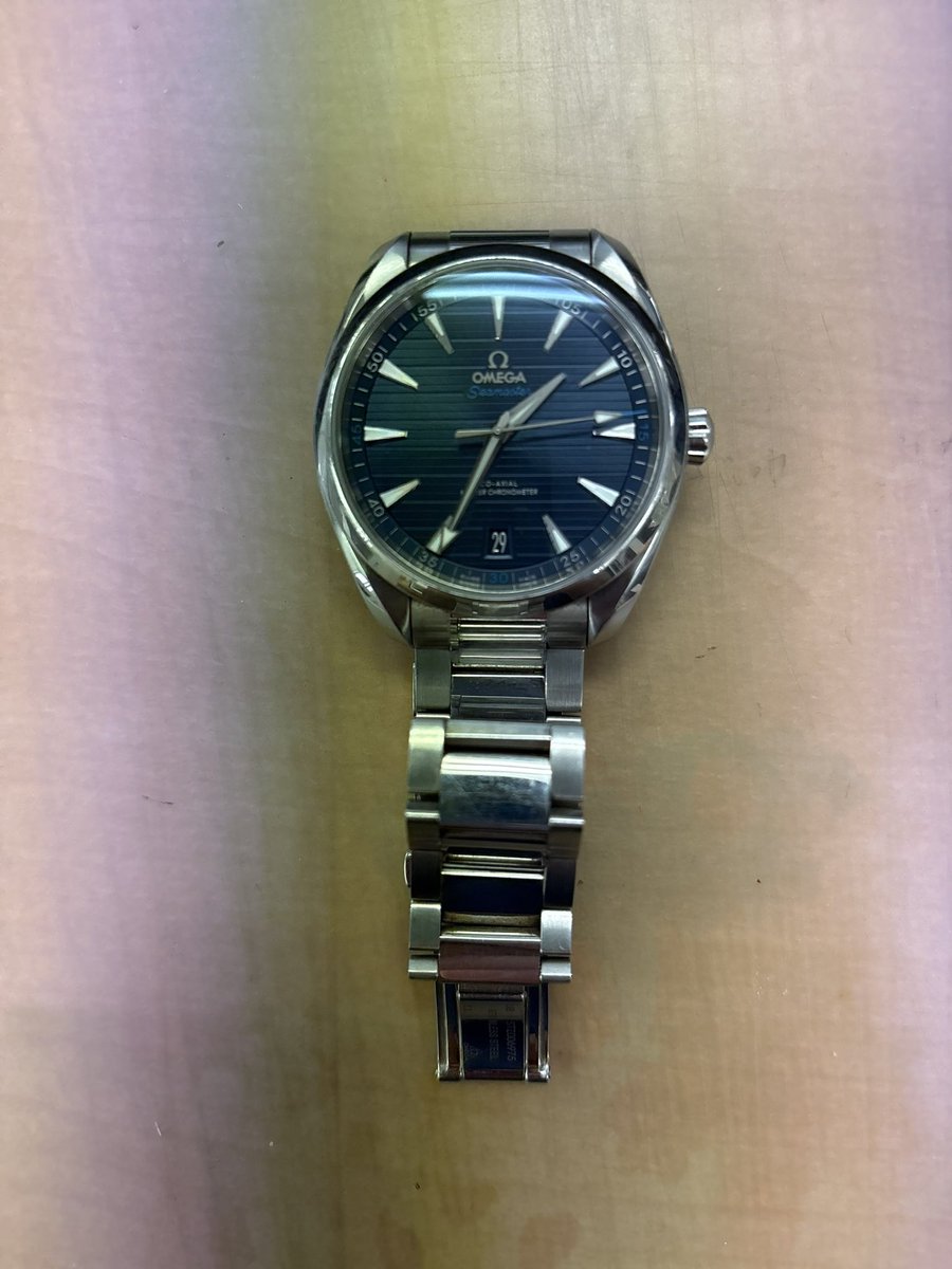jagdbanker's tweet photo. 時計が止まっちゃったのでオーバーホールに出さなきゃ…数万円コースかな？ついでにオメガをもう一本買うのもありか。 https://t.co/xFYAolaeEd