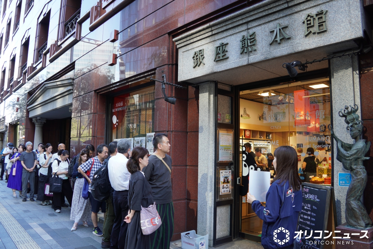 oricon's tweet photo. 【令和8年熊本地震】
銀座のアンテナ店に“買って支援”の行列
異例の入場制限も
https://t.co/fQKvtFjDRe

東京・銀座のアンテナショップ「銀座熊本館」に“買って支援”しようと多くの客が来店。15時半には約20人が列を作り入場制限も。店内には義援金箱も設置された。スタッフは「大変ありがたい」と 感謝していた