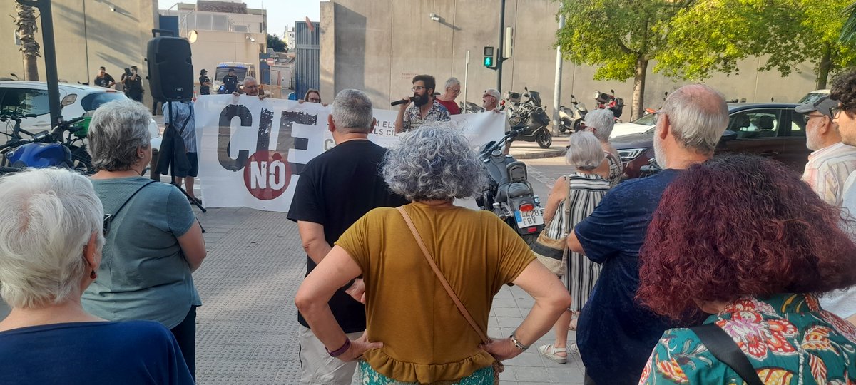 CIEsNO's tweet photo. ‼️Un mes més ens hem concentrat a València enfront del #CIE demandant el seu tancament

🔥Ahir vam denunciar les polítiques de #PrioridadNacional, que són #Racisme Institucional

Cap persona és il·legal, ni irregular, l'irregular és un sistema fundat en discriminació!! #CIEsNO https://t.co/yB6y2D31sg