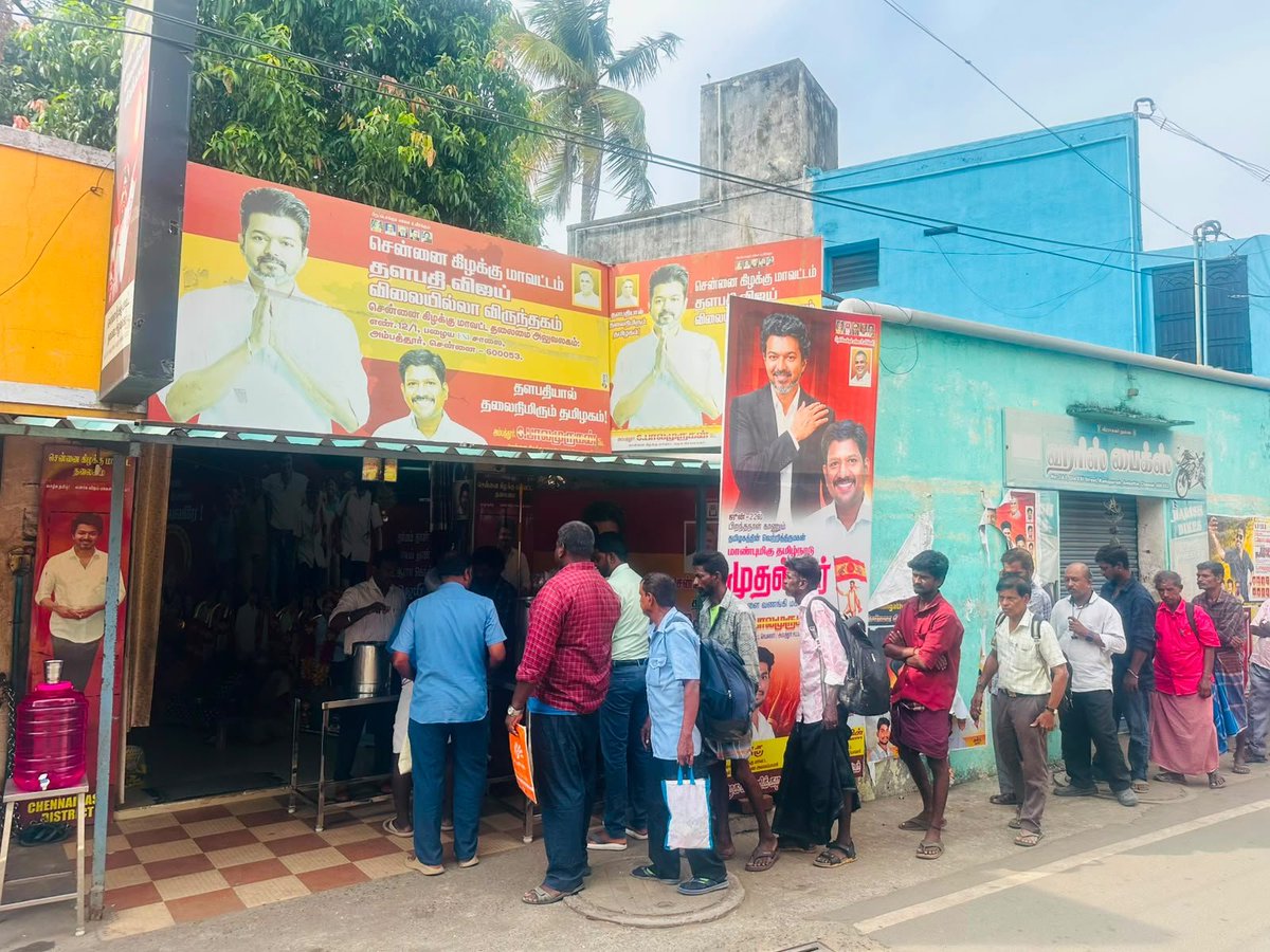 Ambatturbalatvk's tweet photo. #தளபதி_விஜய்_விலையில்லா_விருந்தகம் 🍽️

இன்று (29.07.2026 - புதன்கிழமை),

86-வது வட்டம், அம்பத்தூர் பகுதியைச் சேர்ந்த பாசத்திற்குரிய N.H. செய்யது அவர்களின் சார்பாக, "ஜனநாயகம்" திரைப்படம் வெள்ளிவிழா காண இறைவனை வேண்டி,

நமது தளபதி விஜய் விலையில்லா விருந்தகத்தில் உழைக்கும் ஏழை எளிய மக்கள், ஆதரவற்றோர் மற்றும் உணவுத் தேவைப்படும் பொதுமக்களுக்கு அன்புடன் காலை உணவு வழங்கப்பட்டது.

கடந்த 8 ஆண்டுகளாக எந்தவித இடையூறும் இன்றி தொடர்ந்து செயல்பட்டு வரும் இந்த விலையில்லா விருந்தகம், பசியால் வாடும் மக்களுக்கு உணவை மட்டுமல்லாது, அன்பு, மனிதநேயம் மற்றும் நம்பிக்கையையும் வழங்கிவரும் உயரிய அறப்பணியாக திகழ்கின்றது.

"ஜனநாயகம்" திரைப்படம் வெள்ளிவிழா காண என்ற நல்லெண்ணத்துடன் இந்த மனிதநேயப் பணிக்கு பங்களிப்பு வழங்கிய N.H. செய்யது அவர்களுக்கு மனமார்ந்த நன்றிகளைத் தெரிவித்துக்கொள்கிறோம். மக்களின் பேராதரவுடன் திரைப்படம் மாபெரும் வெற்றி பெற்று வெள்ளிவிழா காண மனமார்ந்த வாழ்த்துகளையும் தெரிவித்துக்கொள்கிறோம். 🎉❤️

#எல்லா_புகழும்_தளபதிக்கே 👑❤️