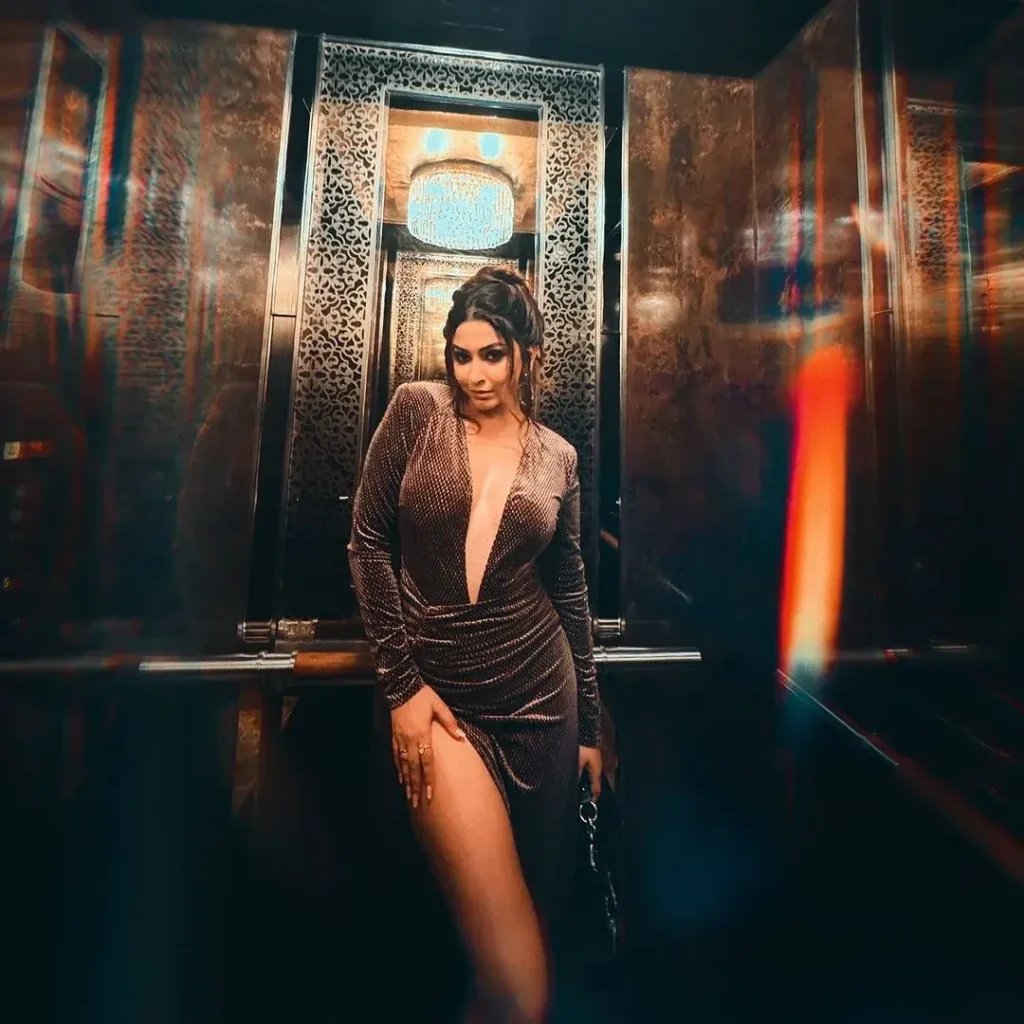 Heroineonly's tweet photo. Eshaanya Mmaheshwari looks drop-dead gorgeous, flaunting her curves in a daring outfit💫✨ https://t.co/8J90nkLcn9