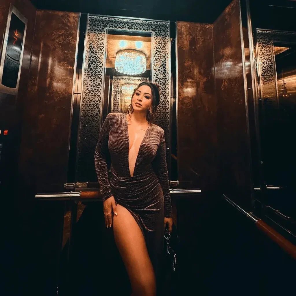 Heroineonly's tweet photo. Eshaanya Mmaheshwari looks drop-dead gorgeous, flaunting her curves in a daring outfit💫✨ https://t.co/8J90nkLcn9