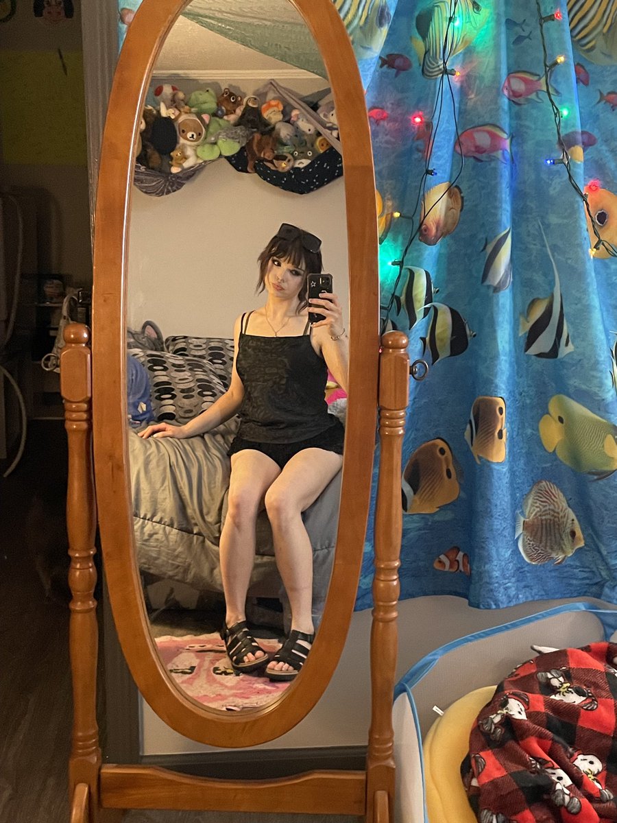 rubysanders34's tweet photo. proof i own clothes besides black https://t.co/oevMSe0pVd