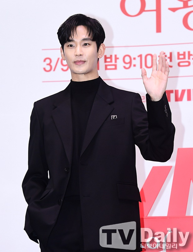 KoreanUpdates's tweet photo. According to Dispatch, Seongdong Police Station recently decided not to indict #KimSoohyun on charges of violating the Child Welfare Act and false accusation. The police stated that there's no sufficient evidence of the wrongdoing despite the accusation.

https://t.co/etuOg4A6YL https://t.co/Fj5lE6MUF9
#KoreanUpdates VF
