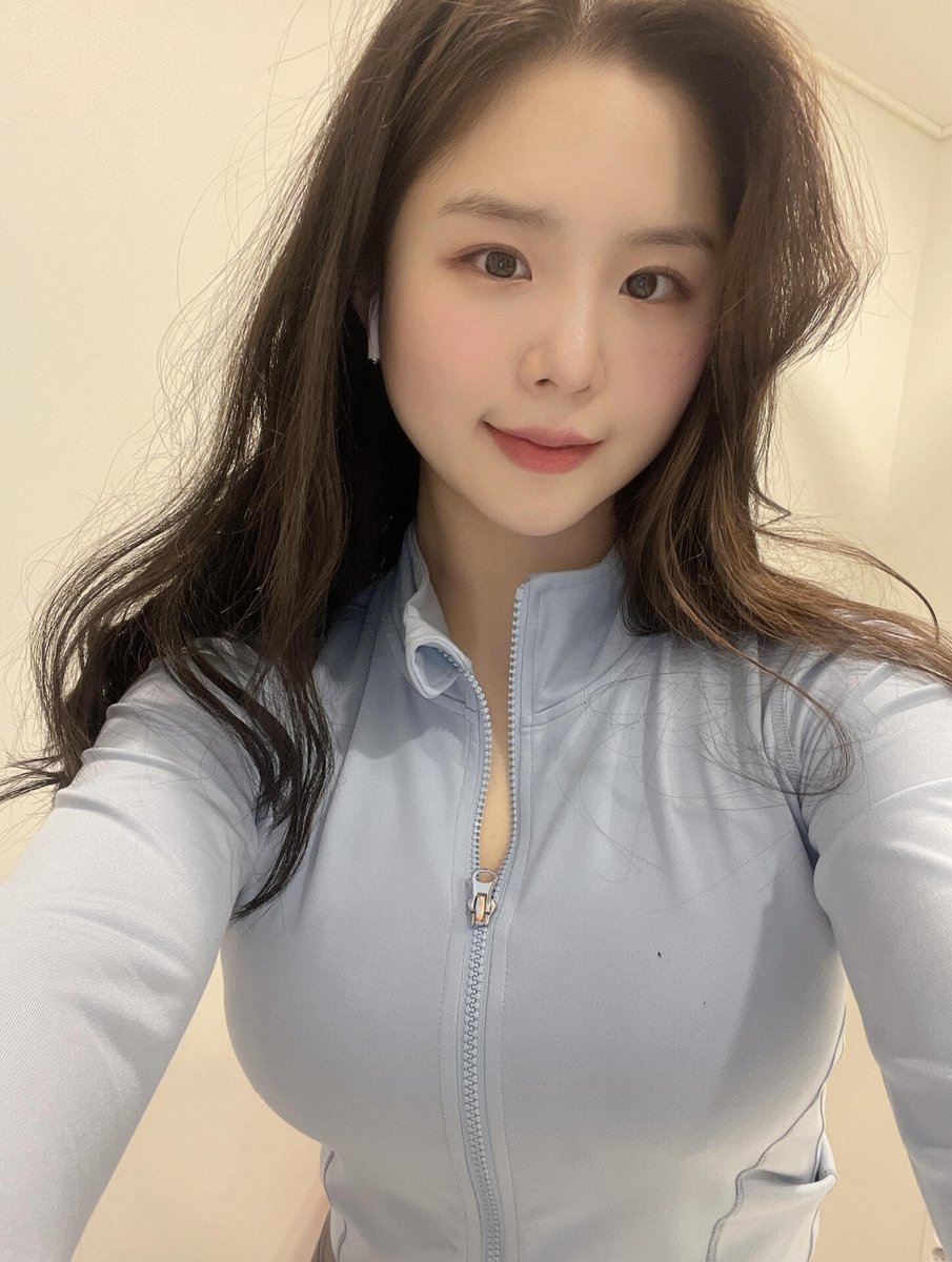 lim62316se's tweet photo. I managed to exercise today too! I was a bit lazy, but it felt so much better after I started moving. I really love the color of this top I've been working out with lately! What colors do you guys usually wear to the gym?😊 https://t.co/AG6q3T9o2V