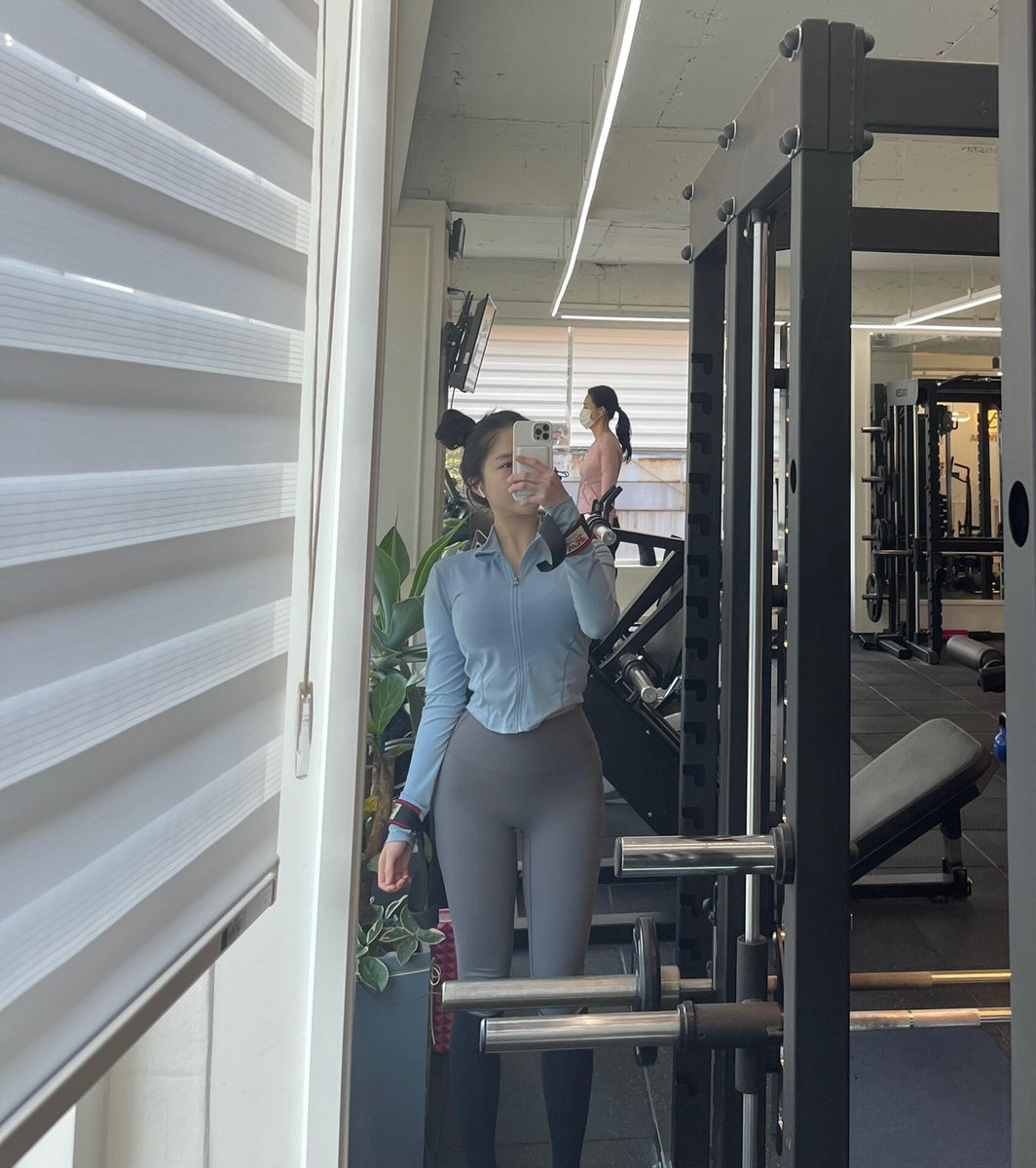 lim62316se's tweet photo. I managed to exercise today too! I was a bit lazy, but it felt so much better after I started moving. I really love the color of this top I've been working out with lately! What colors do you guys usually wear to the gym?😊 https://t.co/AG6q3T9o2V