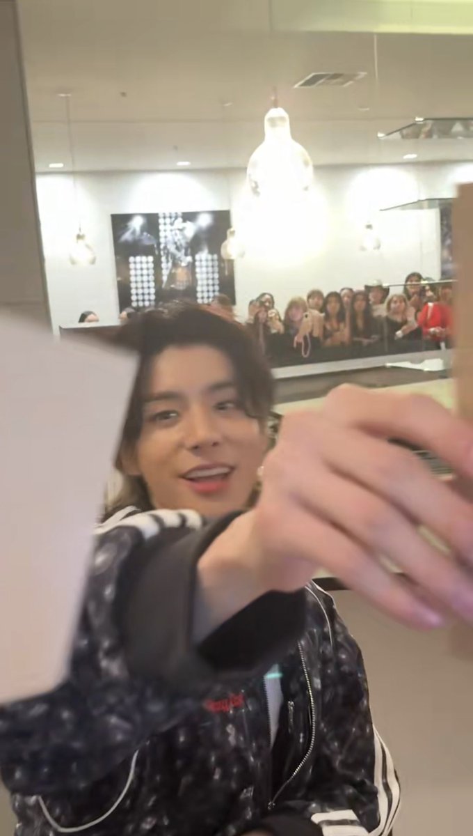 ikeuiful's tweet photo. my angel took my letter at send off… this was more than anything i could ever ask for :’) words can’t describe the feeling i have rn i just have so much love for jake and im so glad i got to share this moment with him ♡♡ i hope one day we get that photo together ♥️ https://t.co/ccRUWxUE5A