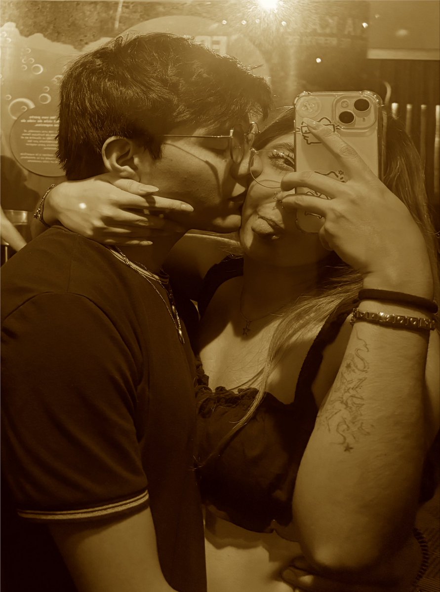 raquelholguiin's tweet photo. jugadores de roblox cumplen un mes de novios  ( ˘ ³˘ ) https://t.co/h9I4lPBNJw