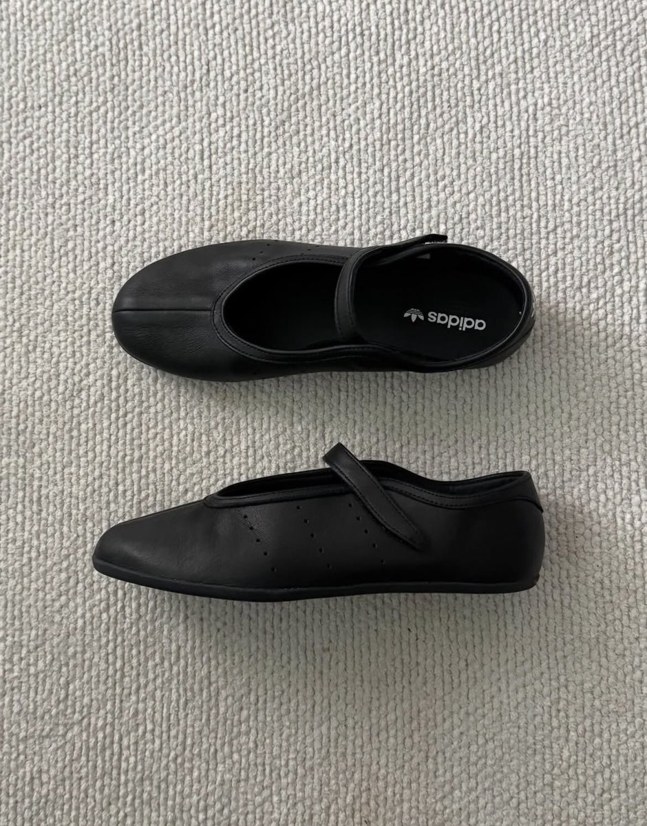 0002l4's tweet photo. adidasのStan Smithバレエシューズ。スタンスミスらしさを残しつつ、華奢なストラップと足が綺麗に見える甲浅デザインのバランスが絶妙。仕事にもデイリーにも使える、手頃で万能なフラットシューズになりそう。個人的には赤×ホワイトも気になる。フィービー期のcelineにありそうな色合いで可愛い。 https://t.co/5RNi7Tbvpb
