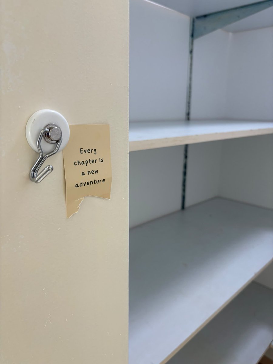 guzgonfe's tweet photo. Limpiando y haciendo ñapas en el piso que dejamos me he encontrado este recorte por el suelo que a saber de cuando será. 

Cuarta mudanza en Singapur. 

Como curiosidad. Llevo siempre un reloj estropeado que marca solo las 00:00. Cuando empecé a trabajar para Rainmaking en 2019 (consultoría de venture building danesa) me compré un reloj de diseño danés. No soy de relojes ni de llevar nada en las muñecas, pero me pareció bien celebrar así que por fin trabajaría en innovación tras 10 años empujando hacia ahí. 

En menos de un año estaba fuera. El inicio de la pandemia hizo que perdiéramos el cliente para el que trabajaba, con mi mujer a dos meses de dar a luz, ya no podíamos viajar a Copenhague donde me propusieron desarrollar el programa que inventé aquí. 

Ese reloj se estropeó poco tiempo después. Y lo llevo sin arreglar. Marcando las 00.00. Como recordatorio de que todo momento puede ser un comienzo y para apreciar el momento presente. 

Algo que también leo en este haiku que me vino a la cabeza hace unas semanas. 

The seconds just 
before everything
becomes after.