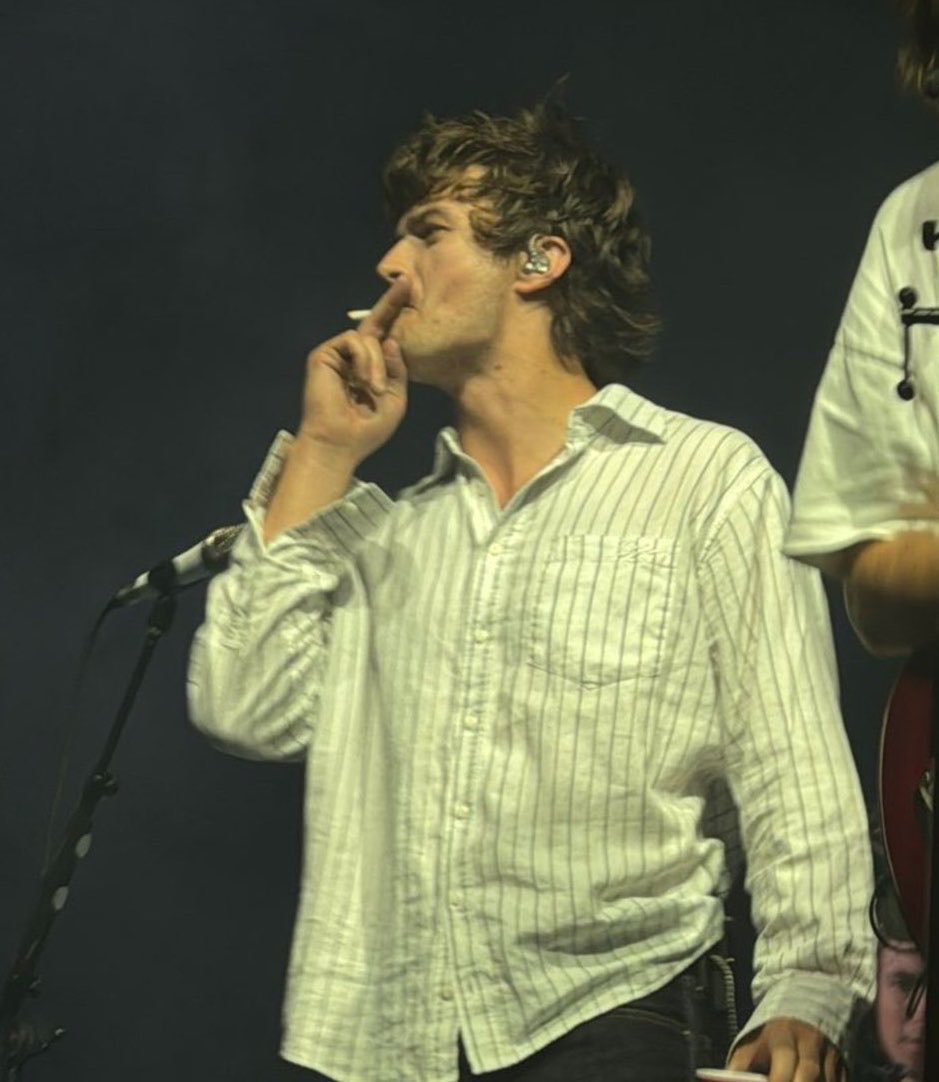 djoewtf's tweet photo. that fucking white shirt his jawline his hair THE WAY HE SMOKES THE FUCKING WAY HE SMOKES https://t.co/FNvOAtAbcw