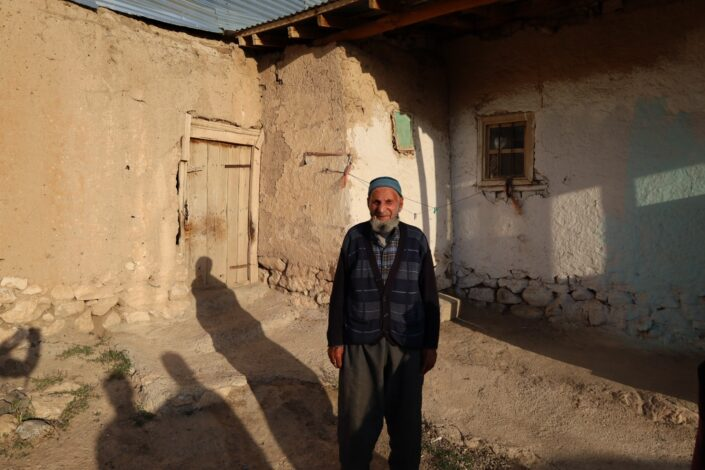 ilketvcomtr's tweet photo. 🔴Ahmed Arif’in ‘33 Kurşun’u ile hafızalara kazınan katliam: 83 yıldır dinmeyen yasın tanığı konuştu 

🗣️Abdurrahman Sürü: “Katliamı 15 gün sonra öğrendik ama kimse ölülerin akıbetini bile sormaya cesaret edemedi. Cenazelerini kurtlara, kuşlara yem ettiler”
https://t.co/dsTuabEciH