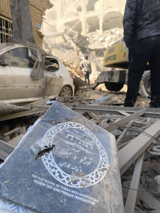gustavkassel's tweet photo. Iran hatar inte judar.

De hatar sionismen, vilket är en stor skillnad.

Judar är officiellt erkänd minoritet i landet, och har en reserverad plats i parlamentet.

Ett hundratal synagogor finns, många av dem är aktiva.

Den enda synagoga som förstörts, är Israel skyldigt till – inte Iran. Den bombades tidigare i år.