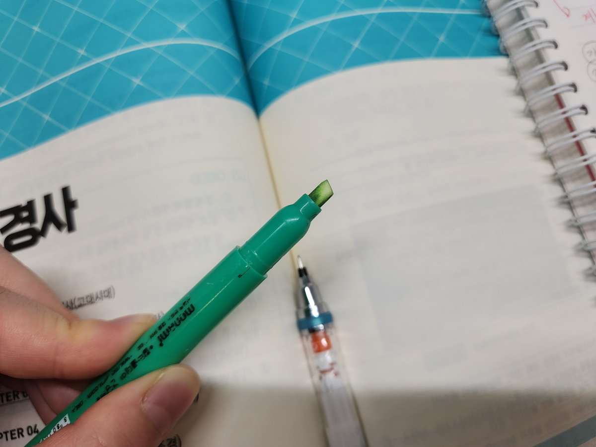 edajohc2N's tweet photo. #studytwt #study #공부계 #공부

- 오늘은 일찍 퇴공합니다!!
얼굴 만듦 이슈😅

- 형광펜 안 나와서 펜촉 확인했더니, 살려달라고 외치고 있었댜..

- 회처럼 뜬 수박을 마구자비로 먹는 것이 바로 여름의 묘미💚 https://t.co/czs596ECoZ